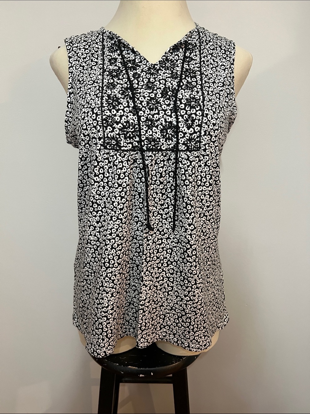 Christopher & Banks Black and White Floral Tie-Front Sleeveless Tank Top Relaxed